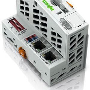 Bild 1: Der PFC100 gibt es als 50 mm breite Eco-Variante, bei der die 24V-Spannungsversorgung direkt an der Steuerung erfolgt (links).