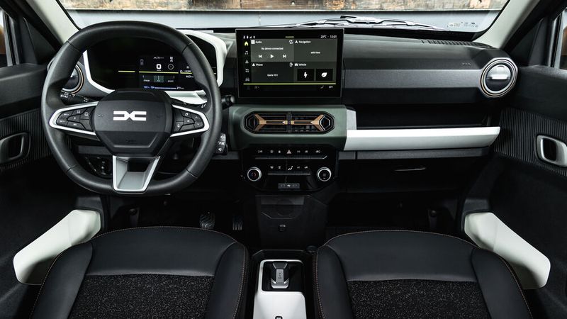Neu ist das jetzt höhenverstellbare Lenkrad, hinter dem ein 7 Zoll kleines Farbdisplay, über Tempo oder Reichweite informiert. (Bild: Dacia)