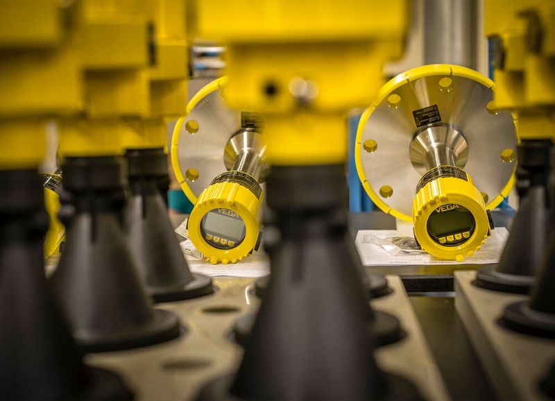 Wie genau das fertige Messgerät aussieht, das entscheidet die kundenspezifische Anwendung. Anhand der vorgegebenen Parameter und Prozessbedingungen wird der Radarsensor in der Vega-Fertigung maßgeschneidert zusammengebaut. (Bild: Vega)