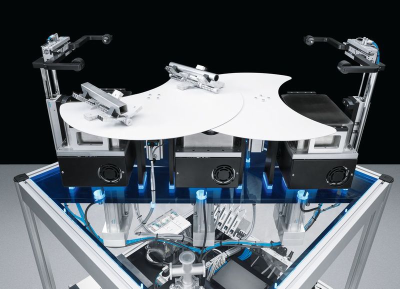 Beim Supra Gripper schweben Greifer frei über zwei Platten. Mit dieser Technologie könnten zum Beispiel Objekte durch eine Abtrennung hindurch oder in geschlossenen Räumen gegriffen und transportiert werden.  (Bild: Festo)