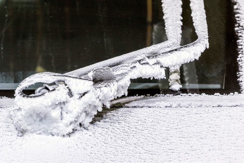 Freie Sicht bei jedem Wetter – Auch wenn der Scheibenwischer des ICE 4 vereist ist, sorgt er für eine freie Sicht des Triebfahrzeugführers: Das Sichtfeld ist streifenfrei, und auch die Wischwasserdüse funktioniert trotz eisiger Temperaturen. (Siemens)