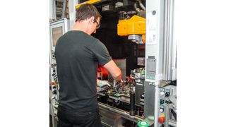 Die Bestückung der Rumpfgruppen-Montageanlage sowie der Endmontage-Arbeitsstation erfolgt noch manuell, die hochpräzisen Bearbeitungsprozesse erfolgen automatisiert. (Karlheinz FESSL)