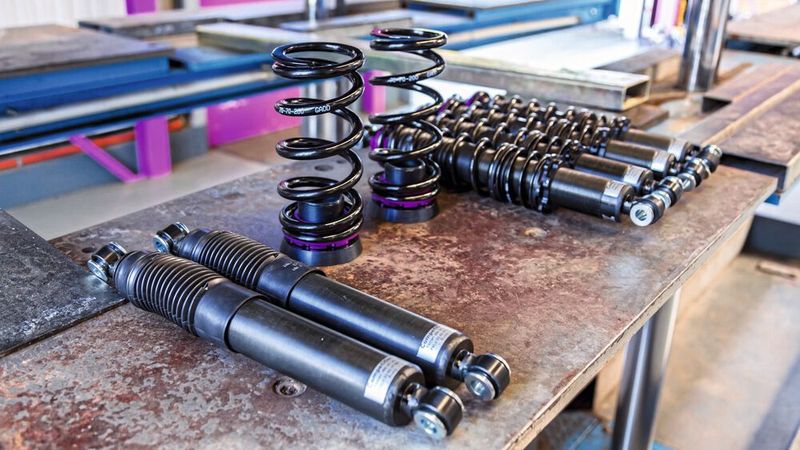 Die fertigen Dämpfer samt Fahrwerksfedern. (Bild: KW Automotive)