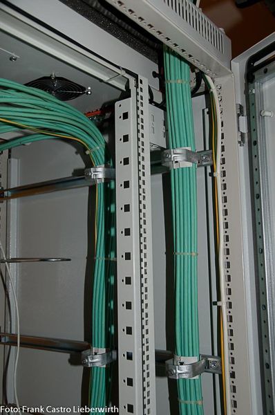 Abbildung 2: 19“ (Zoll) Schränke (auch Rack genannt) bieten einen sauberen Aufbau. Im Dach sind noch zusätzliche Lüfter eingebaut. Da es 19“ Schränke in allen Größen und Ausstattungen gibt, eignen sie sich auch für kleine Büros und Betriebe. (Archiv: Vogel Business Media)