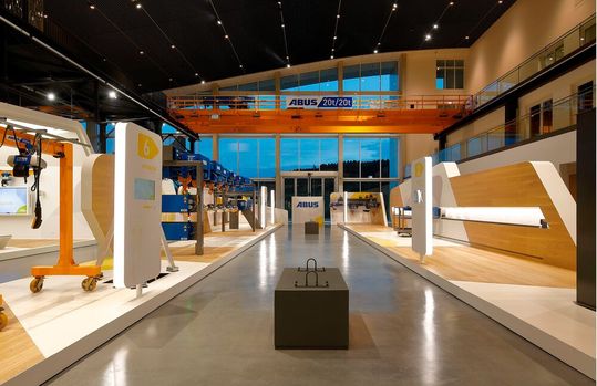 Eine Laufkrananlage gibt es im Kranhaus bei Abus auch, die etwa zu einer Fahrt über die Ausstellungsfläche in acht Metern Höhe einlädt. Die Besucher können auch Lasten selbst mit einem Laufkran transportieren, wenn sie wollen.(Bild:  Abus)