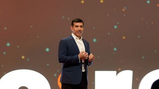 Ajay Bhatia, der neue Chef von Mobile.de, will mittelfristig auch Händler beim Online-Autoverkauf zum Vertragspartner des Kunden werden lassen. Zum Start will die Plattform den Kundenkontakt aber kontrollieren. (Bild: Mobile.de)