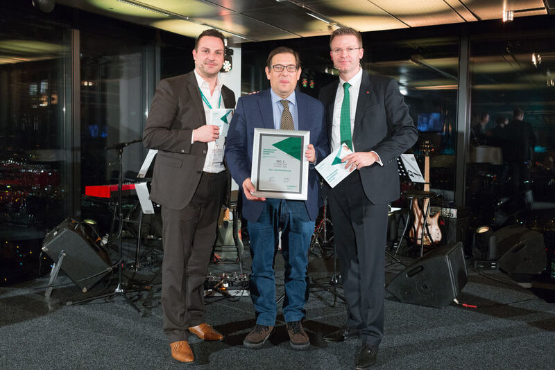 Thomas Boll, Boll Engineering AG, wurde von Matthias Nefzger und Holger Suhl, beide Kaspersky Lab, ausgezeichnet. (Kaspersky Lab)