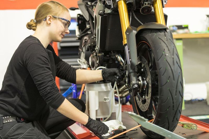Europacup der Zweiradberufe: Im Bild die deutsche Zweirademechanikerin Nadja Tillmanns von LuSt Motorrad Köln, die in der Sparte Motorradtechnik antrat. (MCH Messe Schweiz (Zuerich) AG)
