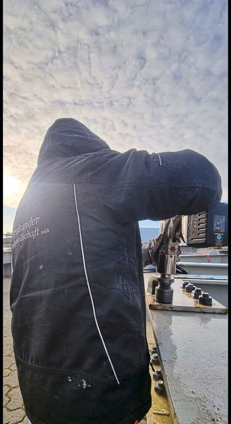 Ist das Testfundament fertig, wird der Stahlturm mit 104 Schrauben auf ihm verschraubt. Dafür werden Schrauben vom Typ SW55 mit M36 Gewinde genutzt, die mit einem Drehmoment von 2300 NM angezogen werden. (Bild: Hytorc)