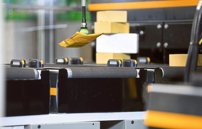 Dematic entwickelt heute schon Kommissionier- Roboter, die in Waren­lagern Grossaufträge zum Transport bereitstellen. Künftig sollen sie noch intelligenter werden. (Dematic)