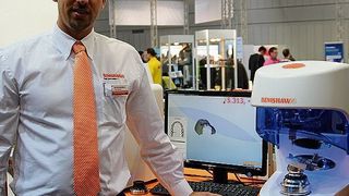 Jan-Peter Derrer, Renishaw, demonstriert auf der Sonderschau „Metal meets Medical“ die Funktion der dentalen Hybridscanning-Systeme. (Bild: Schnell)