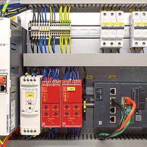 Komplexe Industrieanlagen verlangen nach vielseitigen Steuerungslösungen. Modicon M262 (rechts unten) ist leicht in jeden Betrieb zu implementieren und fungiert als Schnittstelle zwischen Datenerfassung und Anlagenkontrolle. 
