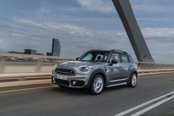 Der MINI Cooper S E Countryman ALL4 ist der erste Mini, bei dem ein Plug-in-Hybrid-Antrieb die Möglichkeit zu rein elektrischer und damit lokal emissionsfreier Mobilität eröffnet. (Mini)