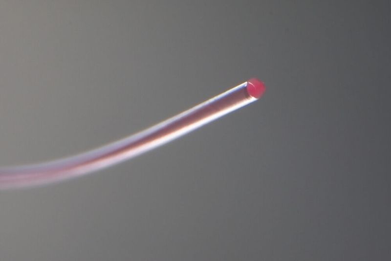 Das besondere der mit Glycerin gefüllten Polymerhohlfaser ist, dass sie eine Dehnung von 10 Prozent verträgt und damit viel stabiler ist, als die bekannte Glasfaser. Die Schweizer Experten merken an, dass sie nicht allein bei der Datenübertragung ihren Trümpfe ausspielen wird, denn sie erkennt auch, wie weit sie gedehnt wird. (Bild: Empa)