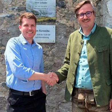 Mit dem Vertragsabschluss für sieben Batteriespeicher startet Stabl Energy gemeinsam mit dem Elektrowerk Schöder in den österreichischen Markt. Im Bild: Ing. Stefan Stadlober, Geschäftsführer des Elektrowerks Schöder, und Luis Beckmann, Sales & Business Development Manager bei Stabl Energy (v.r.).  (Bild: Elektrowerk Schöder )