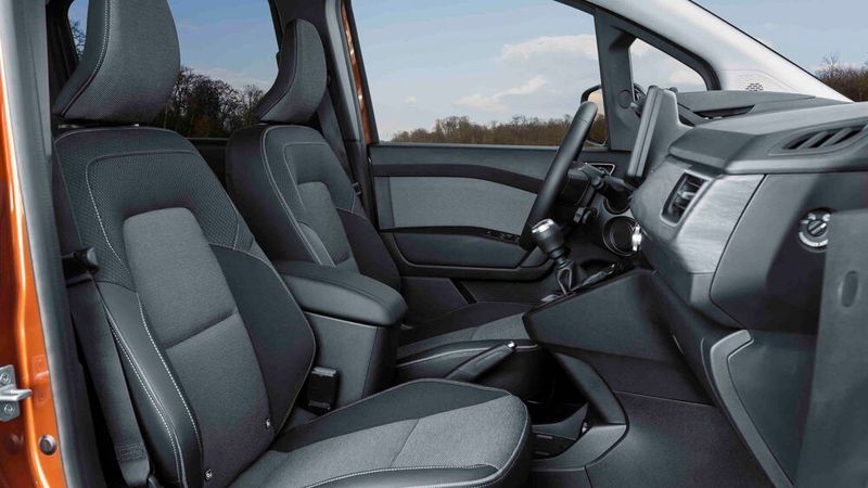 Vorne gibt es viel Platz sowie eine Vielzahl an Ablageflächen. (Bild: Renault)