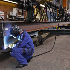 Bei Peters werden Baugruppen für den Stahlhallen-, Industrie-, Kraftwerks- und Stadionbau gefertigt.