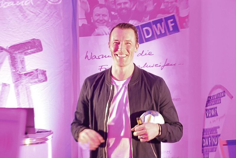 Auf beeindruckende Weise zog Handball-Weltmeister Dominik Klein Parallelen zwischen Spitzensport und Unternehmertum, zeigte, wie verblüffend ähnlich die Mechanismen im Sport und in der Unternehmensführung oft wirken und was man voneinander lernen kann. (Bild: Maschinenmarkt)