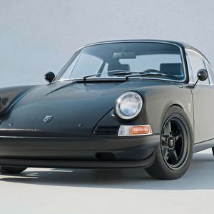 Der Hersteller verspricht, mithilfe seiner Voll-Carbon-Karosserie das Gewicht des Porsche 912 auf 699 Kilogramm drücken zu können. Der Käufer eines 912C hat die Wahl, ob er die Faserstruktur der Carbon-Karosserie offen sichtbar oder den Wagen lackiert haben möchte.  (Bild:  Kamm)