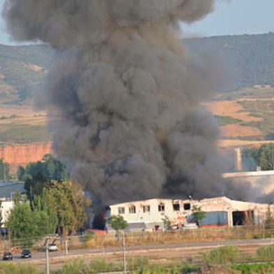 Am Freitag ging eine Batterierecyclingfabrik bei Madrid in Flammen auf. Einmal mehr identifizierte man Lithiumakkus als mögliches Problem. Erst seit gestern dürfen die Menschen wieder auf die Straße. Der Brand ist noch nicht völlig unter Kontrolle ... (Bild: dpa)