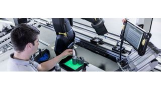 Der Arbeitsplatz 4.0 passt sich dem Mitarbeiter an. Beispielsweise stellt sich die Höhe des Arbeitstisches auf die richtige Größe ein. (Bild: Robert Bosch)