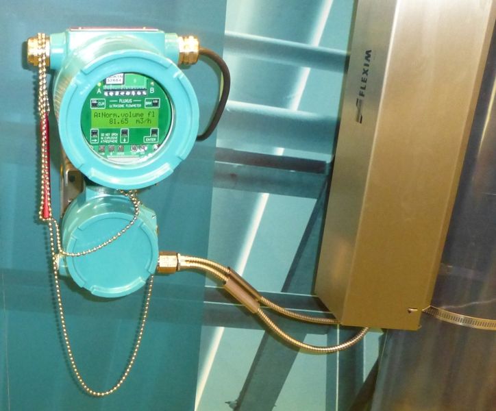 Fluxus G Non-Intrusive Gas Flow Messgerät von Flexim in schönem Türkis. (Bild: PROCESS)