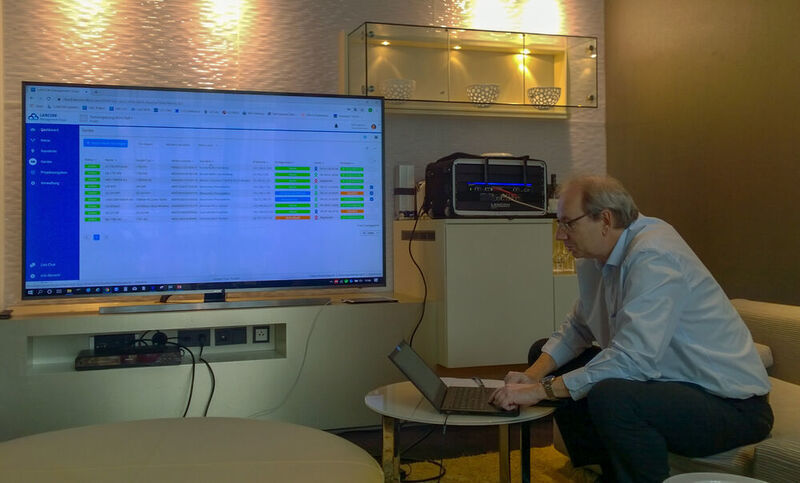 Ralf Koenzen demonstriert bei einem Pressetermin die Lancom Management Cloud. (Vogel IT-Medien)