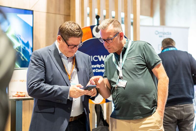 Marcus Lind (SonicWall GmbH) und Peter Bartsch (TP-Link Deutschland GmbH) im Austausch (Bild: Synaxon)