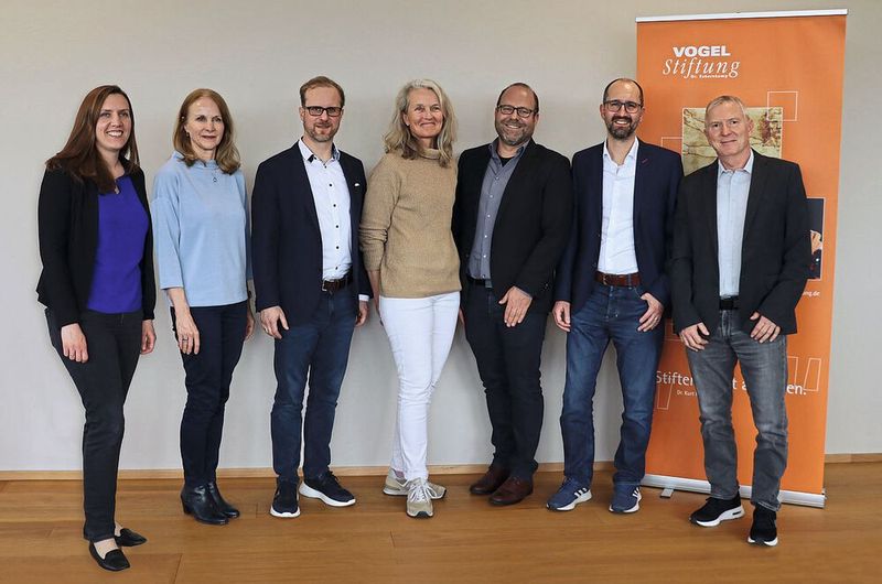Pressegespräch in Würzburg: (v. l.) Christina Bornschein (Max-Planck-Forschungsgruppe), Dr. Esther Knemeyer (Universität Würzburg), Prof. Michael Hudecek (Uniklinikum Würzburg), Prof. Dorothee Viemann (Uniklinikum Würzburg), Prof. Georg Gasteiger (Max-Planck-Forschungsgruppe), Prof. Wolfgang Kastenmüller (Max-Planck-Forschungsgruppe) und Erhard Frank (Vogel Stiftung).