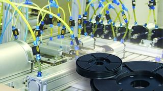 Bild 1: Mit dem Einbau von Magnetkolben (unten links) werden aus gesteuerten Standard-Pneumatikzylindern geregelte Linearantriebe. (Archiv: Vogel Business Media)