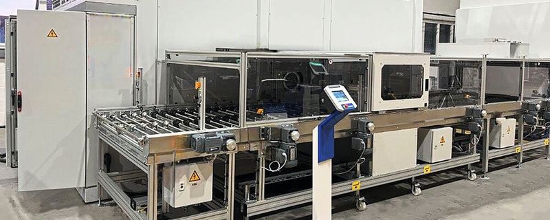 Die unter Vollvakuum arbeitende Anlage kann mit Lösemitteln und modifizierten Alkoholen betrieben werden. In Kombination mit anwendungsspezifisch ausgelegten Verfahrenstechnologien deckt die Lösemittelanlage ein breites Einsatzspektrum von der Entfettung bis zur Feinstreinigung ab.(Bild:  Ecoclean)