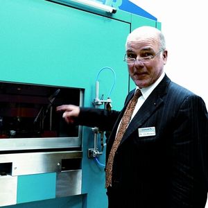 Dr. Thomas Gräbener, Geschäftsführer der Schuler-Gräbener Pressensysteme: „Mit dem Quick-Lift-System und dem zusätzlichen Hub bis 500 mm schaffen wir in unseren Kniehebelpressen mehr Einbauraum.“ Bild: Kuhn