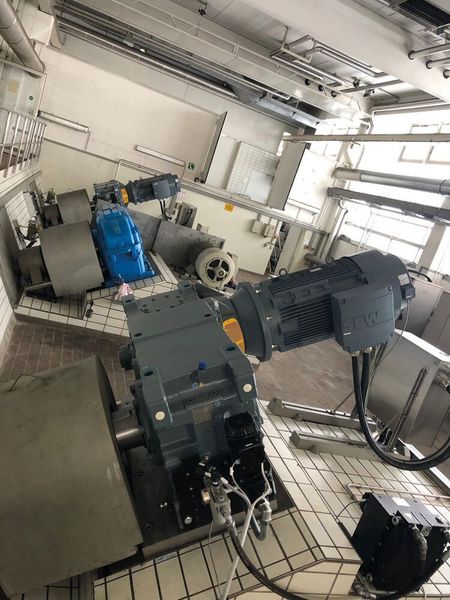 Die Einbausituation nach dem Retrofit: Zwei geschädigte Antriebe (Fremdfabrikat) wurden durch Industriegetriebe und Drehstrom-Asynchronmotoren von Sew-Eurodrive ersetzt. (SEW-Eurodrive)