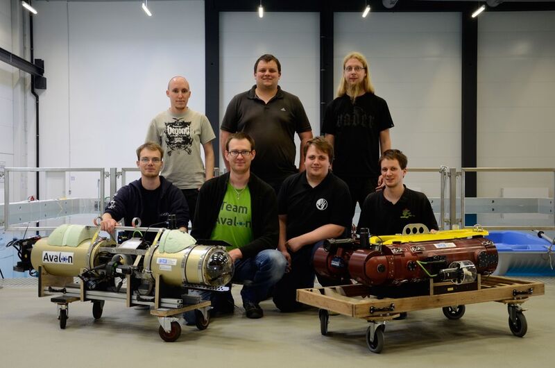 Team Avalon in der Maritimen Explorationshalle des DFKI Robotics Innovation Centers mit den Systemen Avalon und Dagon. (DFKI)