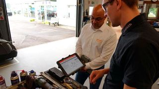 In Sachen Digitalisierung ist Christian Latsch (rechts) vielen anderen freien Werkstätten weit voraus. (Bild: Rosenow – VCG)