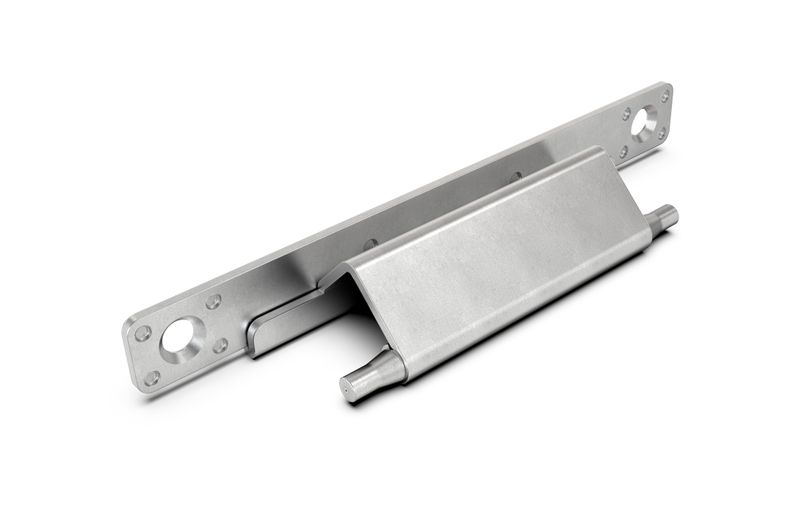 EMKA setzt über 200 verschiedene Stahllegierungen ein und verfügt über vielfältige Bearbeitungsmöglichkeiten. So kann der Stahl beispielsweise gestanzt und umgeformt werden, wie bei diesem Scharnierrahmenteil. (Bild: EMKA)