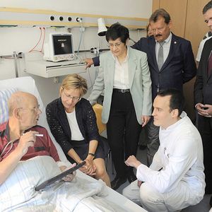 Gesundheitsministerin Barbara Klepsch (CDU) übergab symbolisch ein speziell ausgerüstetes Tablet an einen Herz-Patienten.