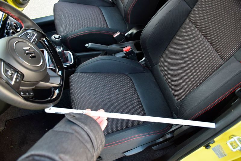 Hier passt jeder bequem durch, auch die Wangen des gut ausgeformten Sportsitzes behindern das Ein- und Aussteigen nur minimal. (Holz / »kfz-betrieb«)