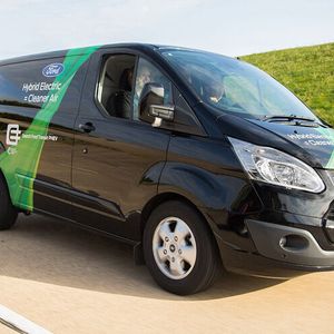 Ford setzt beim Transit Custom PHEV auf einen seriellen Hybridantrieb und kombiniert eine Plug-In Hybrid-Variante mit einem 1,0-Liter-Dreizylinder-Benzinmotor als Range-Extender.(Bild:  Ford)