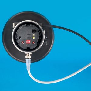 Es sind 8 Intervalle fest einprogrammiert, die über Dip-Schalter eingestellt werden können. Individuelle Arbeitszeiten können werkseitig einprogrammiert werden. Im Handmodus stehen zwei Taster zum Öffnen und Schließen des Ventils zur Verfügung.(Bild:  Martin Wolf Wagner)