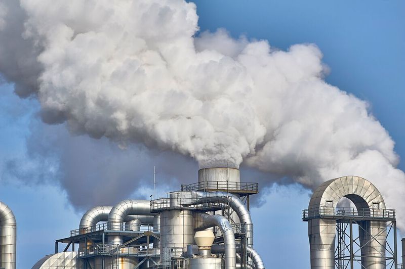 09. Chemiepark Bitterfeld-Wolfen:  Auch auf dem neunten Platz der größten Chemiestandorte Europas liegt ein Chemiepark in Deutschland. Der Chemiepark Bitterfeld-Wolfen ist 1200 ha groß und liegt im mitteldeutschen Chemiedreieck der Wirtschaftsregion Halle-Leipzig. Von den schätzungsweise 360 Unternehmen auf dem Gelände sind ca. 60 vor Ort produzierende Firmen. Diese profitieren vom internen Stoffkreislauf des Chemieparks, der die Versorgungssicherheit, die Effizienz der Chemikalientransporte sowie die Vermeidung von Reststoffen ganantiert. Insgesamt bietet der Standort 11.000 Arbeitsplätze und verfügt aktuell noch über eine Freifläche von ungefähr 120 ha. (Symbolbild) In welchem Land der nächst größere Standort liegt, verrät das nächste Bild.  (gemeinfrei)