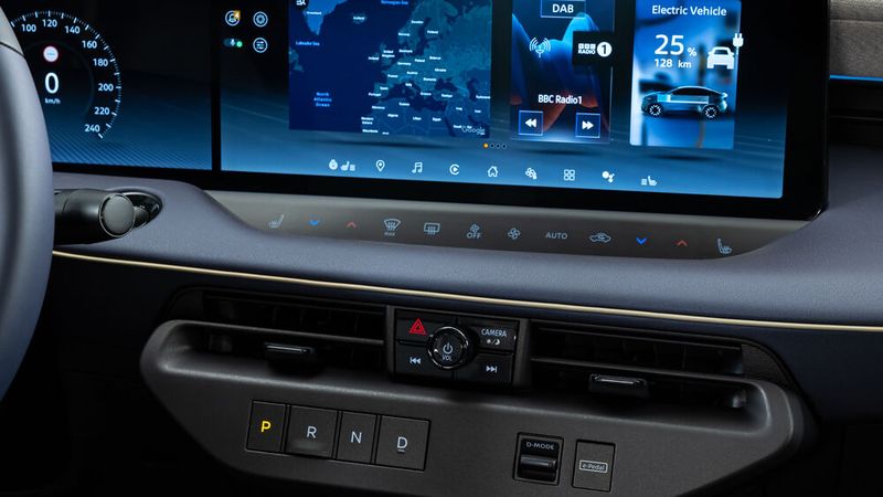 Statt Schalthebel gibt es Tasten. (Bild: Nissan)