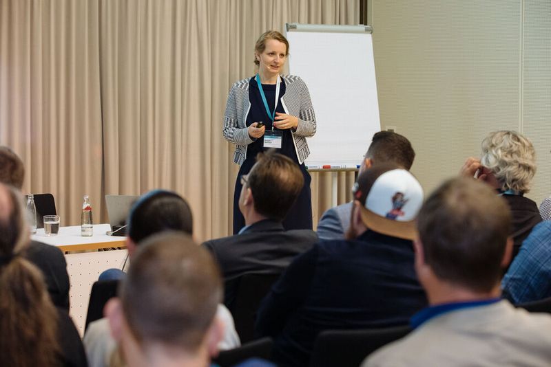 Kristin Dethloff (UBEGA) begeisterte das Publikum mit ihrem Vortrag zur effizienten Technikersteuerung. (Bild: Astrid Piethan Fotografie)