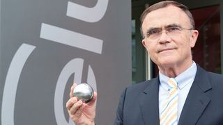 Heinz M. Nägel, Feluwa Pumpen, präsentiert auf dem 13. PROCESS Pumpen-Forum eine Membranpumpe mit automatischer Kompensierung der Gasadsorption im Windkessel. (Bild: Eike Bock/Feluwa)