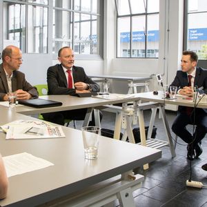 Intelligente Leitungen, die ihr Wartung voraussagen, könnten Anlagenausfälle reduzieren. konstruktionspraxis holte Anbieter und Anwender an einen Tisch, um Anforderungen und Möglichkeiten zu diskutieren.