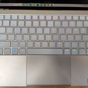 Dass Razer aus dem Gaming-Sektor kommt, zeigt sich in der RGB-Beleuchtung des Keyboards. Über das Razer-Synapse-Tool können auch sehr verspielte Modi mit wechselnden Farben eingestellt werden.(Bild:  Vogel IT-Medien)