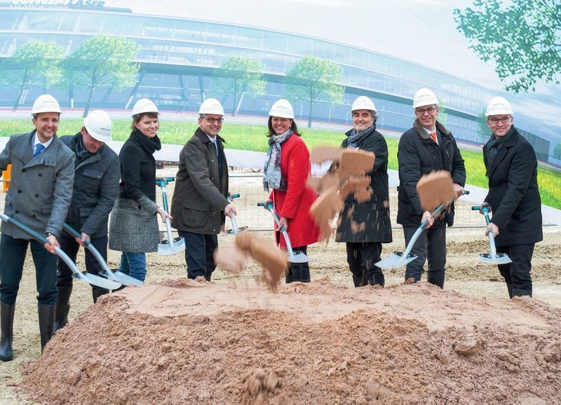 Der offizielle Spatenstich am neuen Standort von Concept Laser in Lichtenfels. Im roten Mantel: Ilse Aigner (Bayerische Staatsministerin für Wirtschaft und Medien, Energie und Technologie. (Concept Laser GmbH)