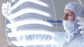 Die leichte Sicherheitsverglasung Webasto Glas ProTec lässt sich mit Komfort-Features wie Ambiente-Beleuchtung, schaltbarer Verglasung und IR-Absorption ausstatten. (Foto: Webasto)