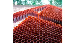 Honeycomb-Halbzeuge in vielerlei Ausprägung und Stärke sind im modernen Leichtbau als Kernmaterial gern genommene Komponenten. Um diese durchaus nicht leicht zu bearbeitenden Werkstoffe präzise und wirtschaftlich auf Sollkontur zu bringen, hat die Geiss AG aus Seßlach CNC-Anlagen entwickelt, die diverse Honeycombs mithilfe ultraschallangeregter Klingen und Fräswerkzeugen schneiden können – auch in 3D. (Geiss ttt)