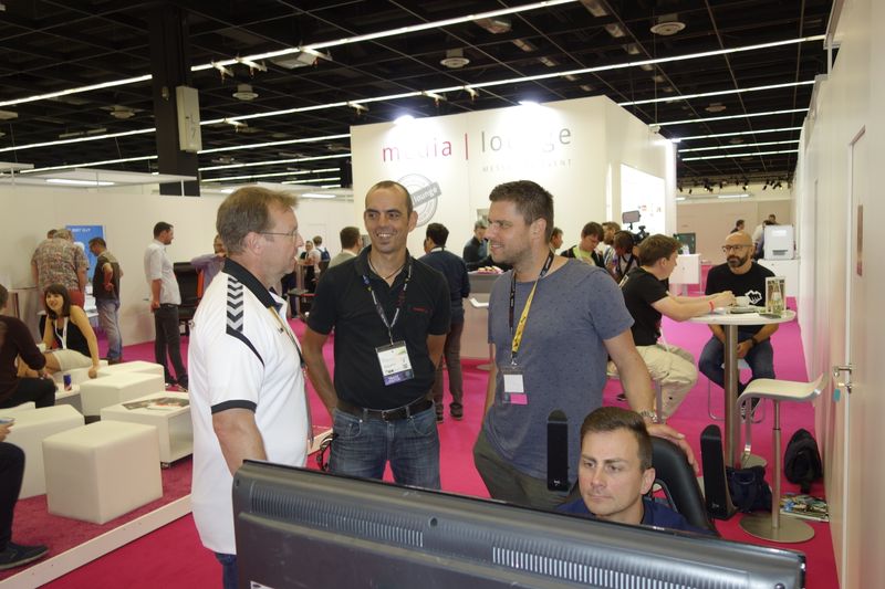 Jean-Marc Behle, behle&partner, stellt die Frage an Michael Schmid, Cherry, und Lukas Fritscher, Faze Mag, ob Frauen die besseren Autofahrer sind?! (Bild: IT-BUSINESS )